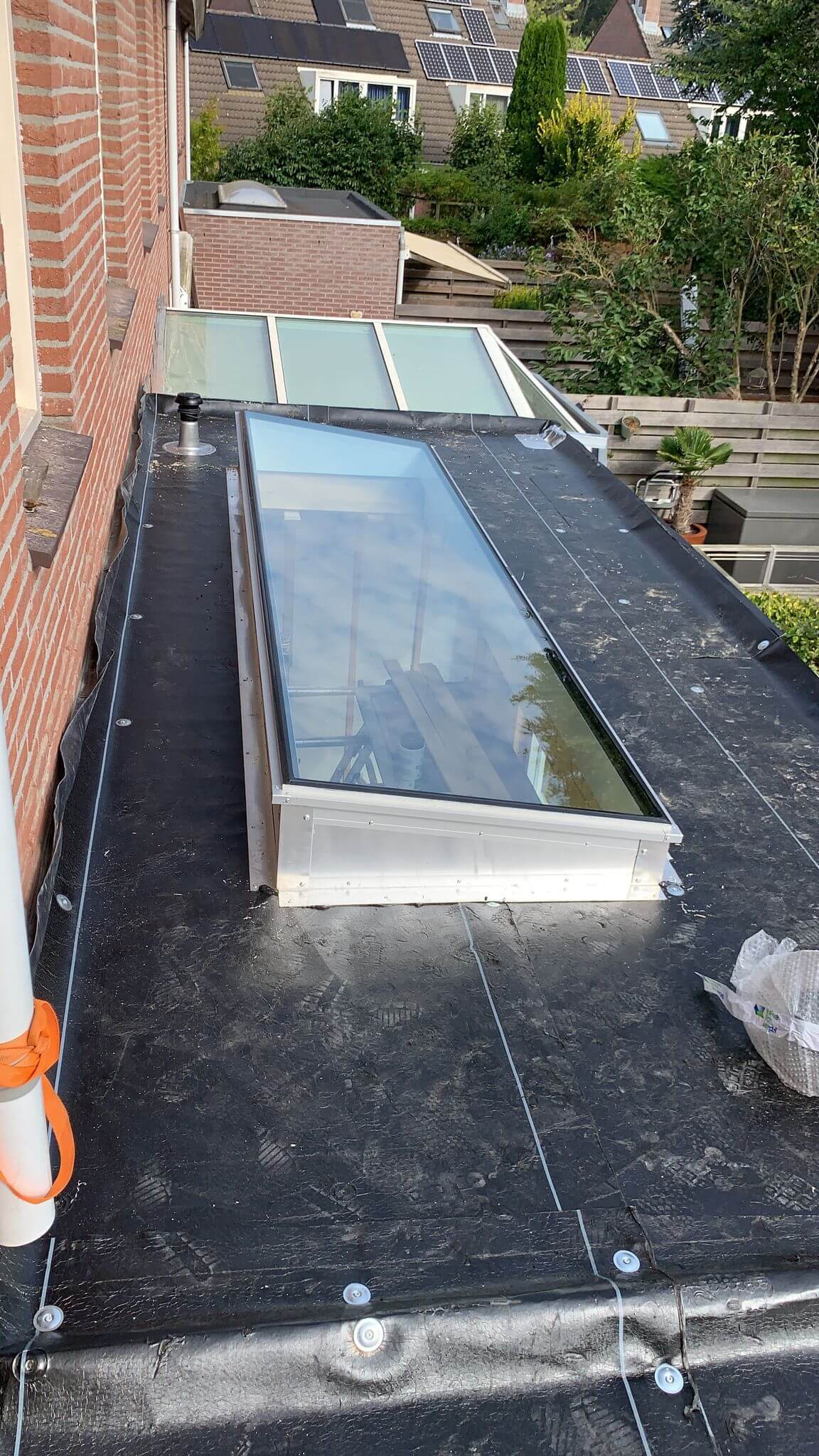 Uitbouw woning met schuine dakramen voor extra daglicht Uitbouw woning met schuine dakramen voor extra daglicht