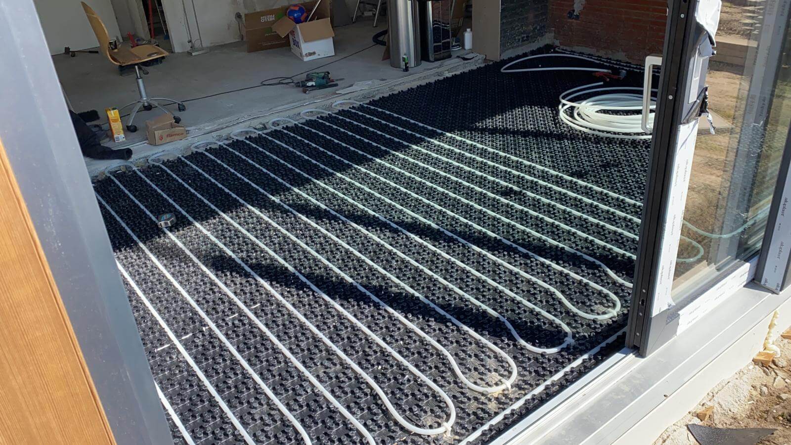 Vloerverwarming in de uitbouw voor warme voeten Vloerverwarming in de uitbouw voor warme voeten